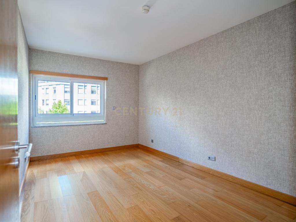 Apartamento T4 Premium com Terraço na Avenida da Independência - Image 40
