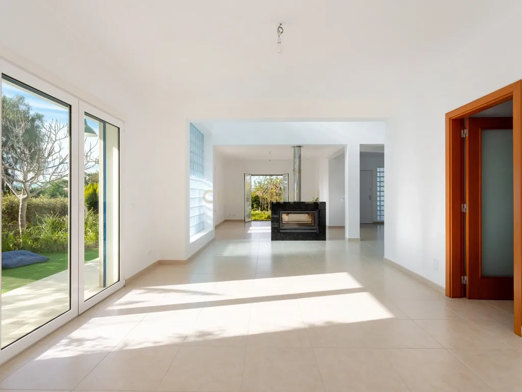 Vivenda exclusiva de construção moderna, 4 suítes, jardim imersivo com lago e viabilidade para piscina. - Image 7