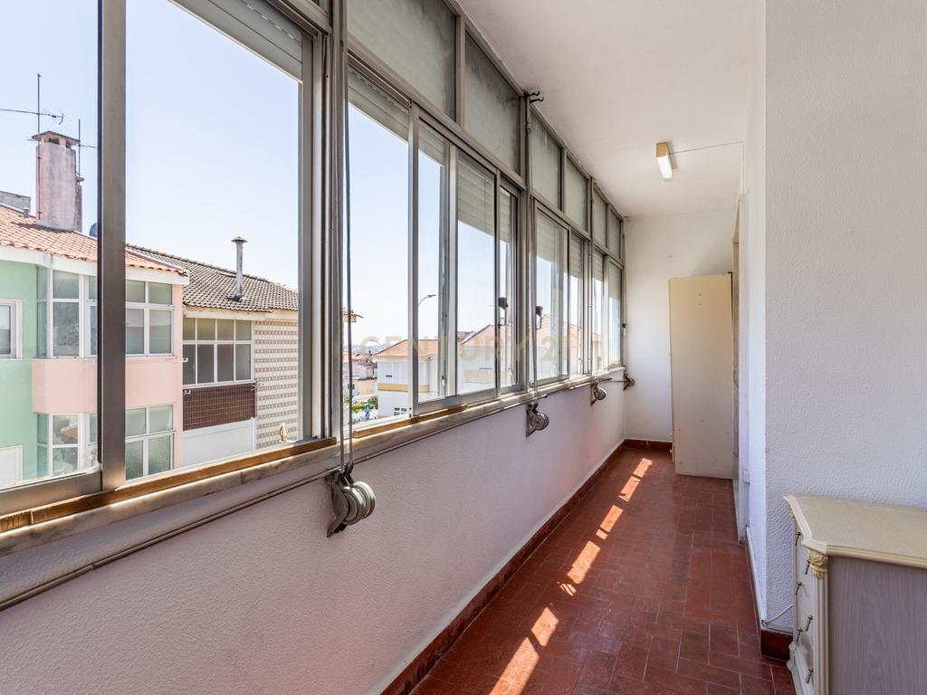 Quarto 2 - Em Apartamento com mais 2 quartos - junto a Urb. Vila Chã (Amadora) - Image 3