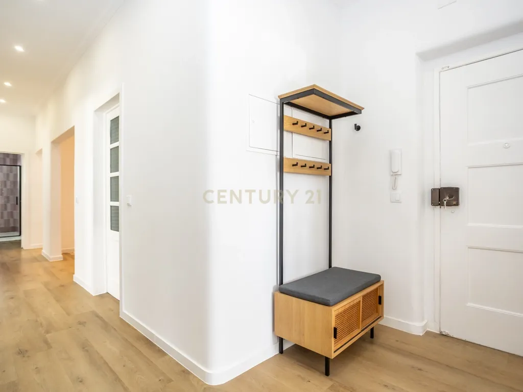 Elegância e História: T4 Remodelado com Grande Logradouro Privativo no Bairro Salgado - Image 7