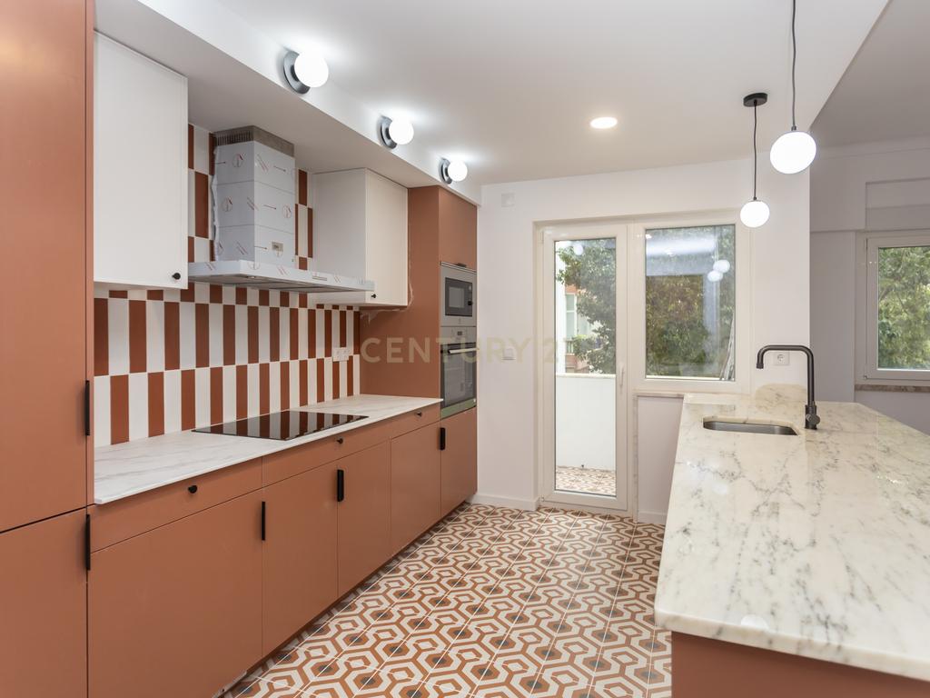 T3 transformado em T2 Remodelado com Elegância no Coração de Montalvão, Setúbal - Image 1