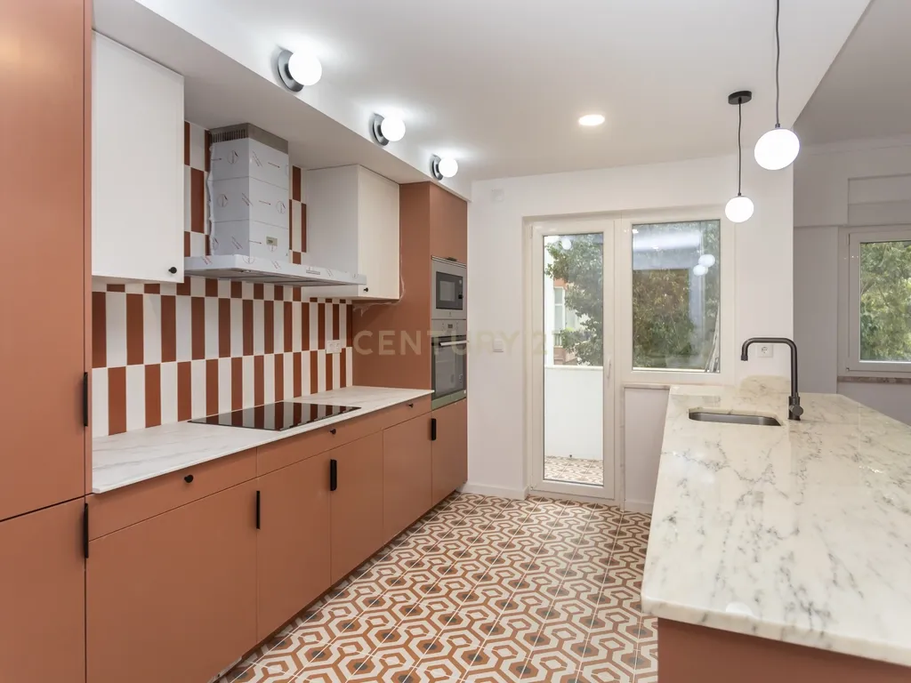 T3 transformado em T2 Remodelado com Elegância no Coração de Montalvão, Setúbal - Image 1