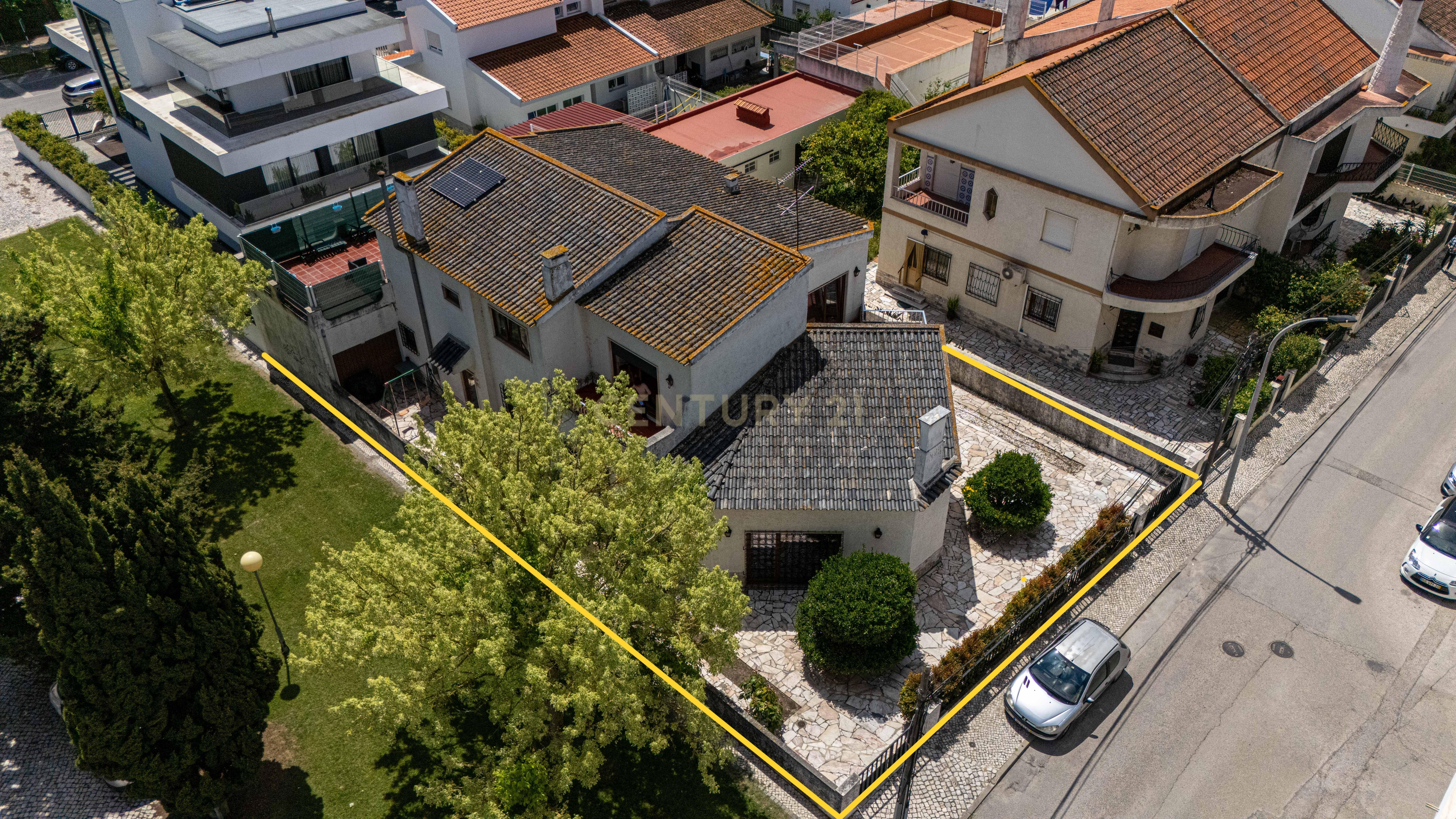 Moradia T6 no centro do Montijo com jardim e garagem - Image 2