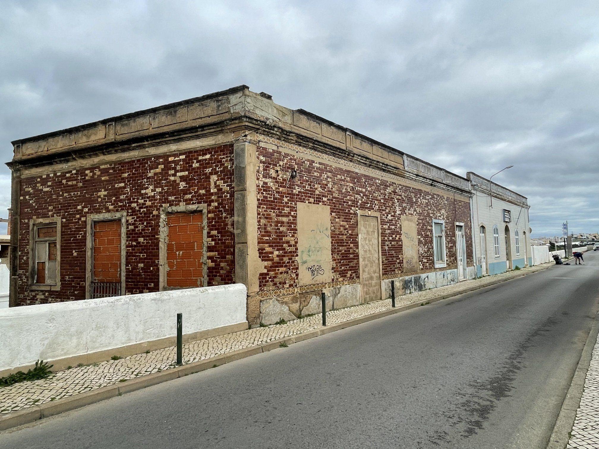 Prédio em Portimão, vista rio Arade, Algarve - Image 1