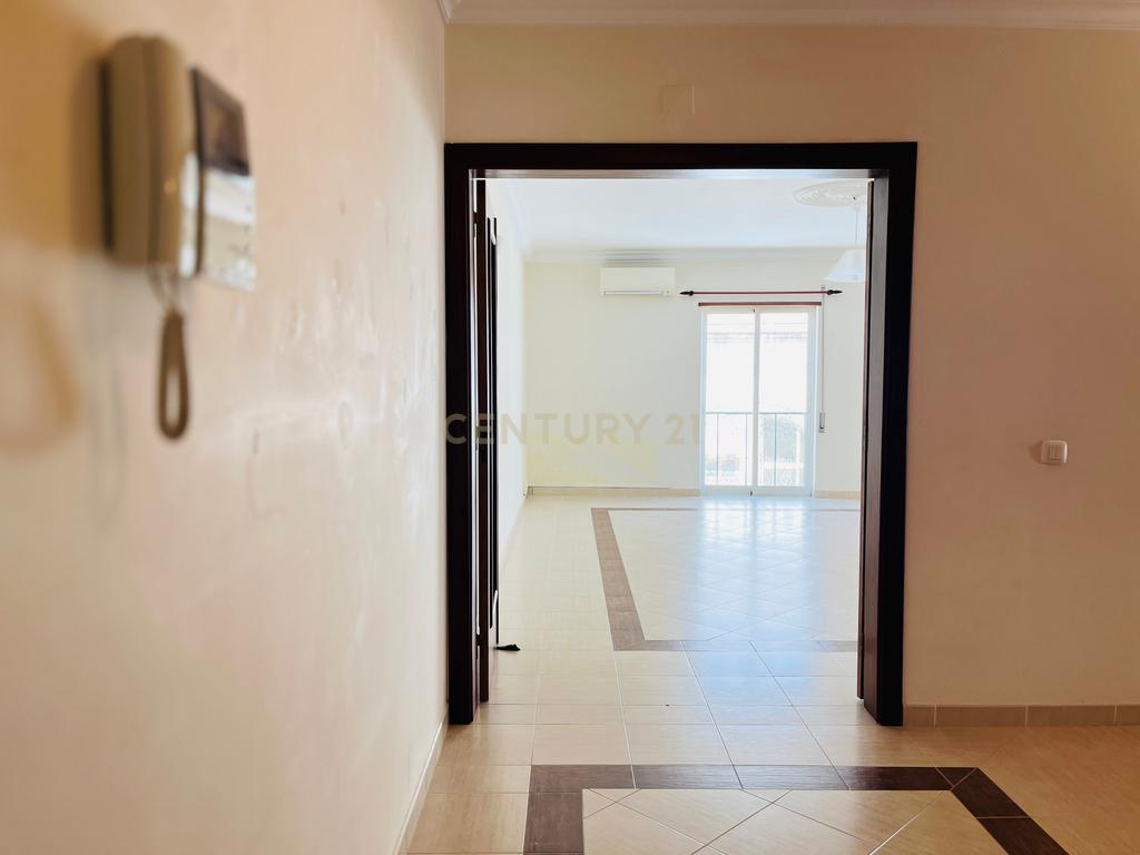Apartamento T3 na Baixa de Olhão – Localização privilegiada junto à Praça da Floripes e Mercados Municipais - Image 5