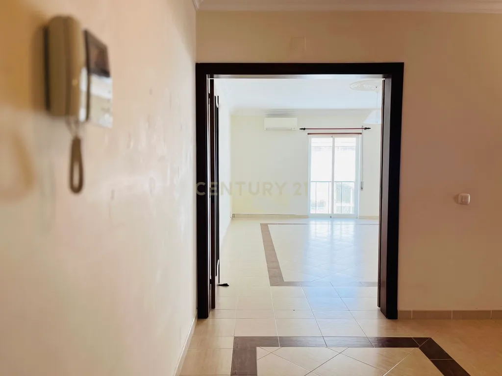 Apartamento T3 na Baixa de Olhão – Localização privilegiada junto à Praça da Floripes e Mercados Municipais - Image 5