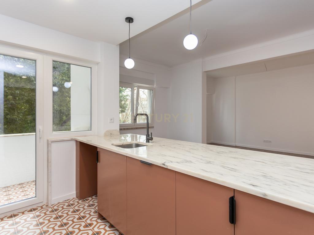 T3 transformado em T2 Remodelado com Elegância no Coração de Montalvão, Setúbal - Image 4