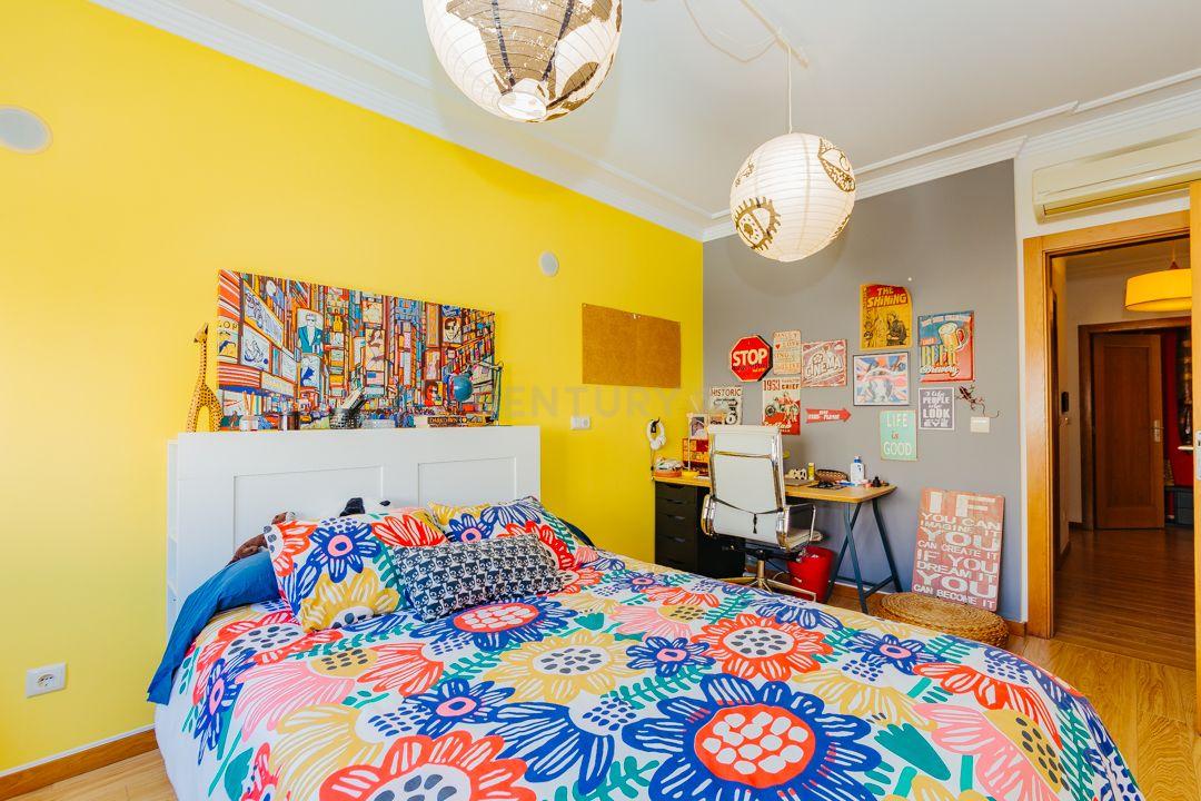 Luxuosa Moradia Renovada com Vista Panorâmica em Loures - Image 36