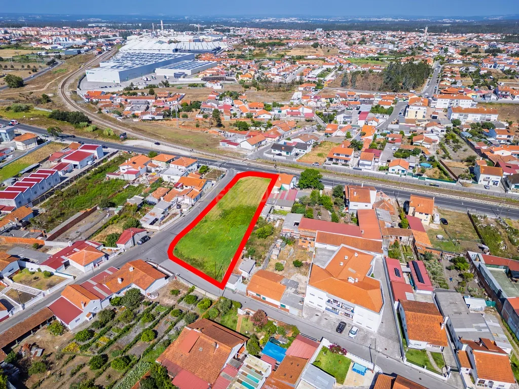 Terreno com 2.117 m² e elevado potencial construtivo. Antigo projeto aprovado para prédio de apartamentos e índice de construção 1. Uma excelente oportunidade para promotores imobiliários. - Image 11