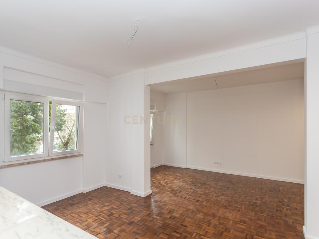 T3 transformado em T2 Remodelado com Elegância no Coração de Montalvão, Setúbal - Image 10