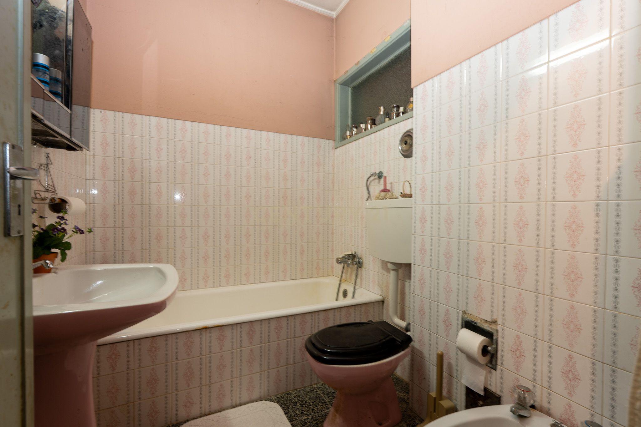 Apartamento de tipologia T3, com cerca de 115 m2, 2 WC, despensa, localizado numa das artérias principais da cidade de Odivelas, mais concretamente na Rua Professor Dr. Augusto Abreu Lopes. - Image 25