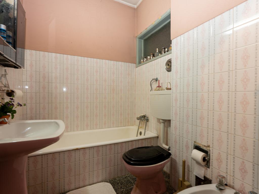 Apartamento de tipologia T3, com cerca de 115 m2, 2 WC, despensa, localizado numa das artérias principais da cidade de Odivelas, mais concretamente na Rua Professor Dr. Augusto Abreu Lopes. - Image 25