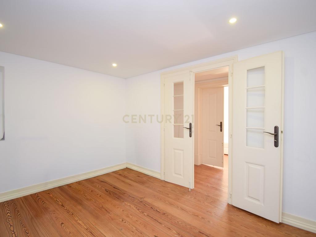 Apartamento T5 Duplex para Arrendamento em Alcântara (2.300€) - Image 9