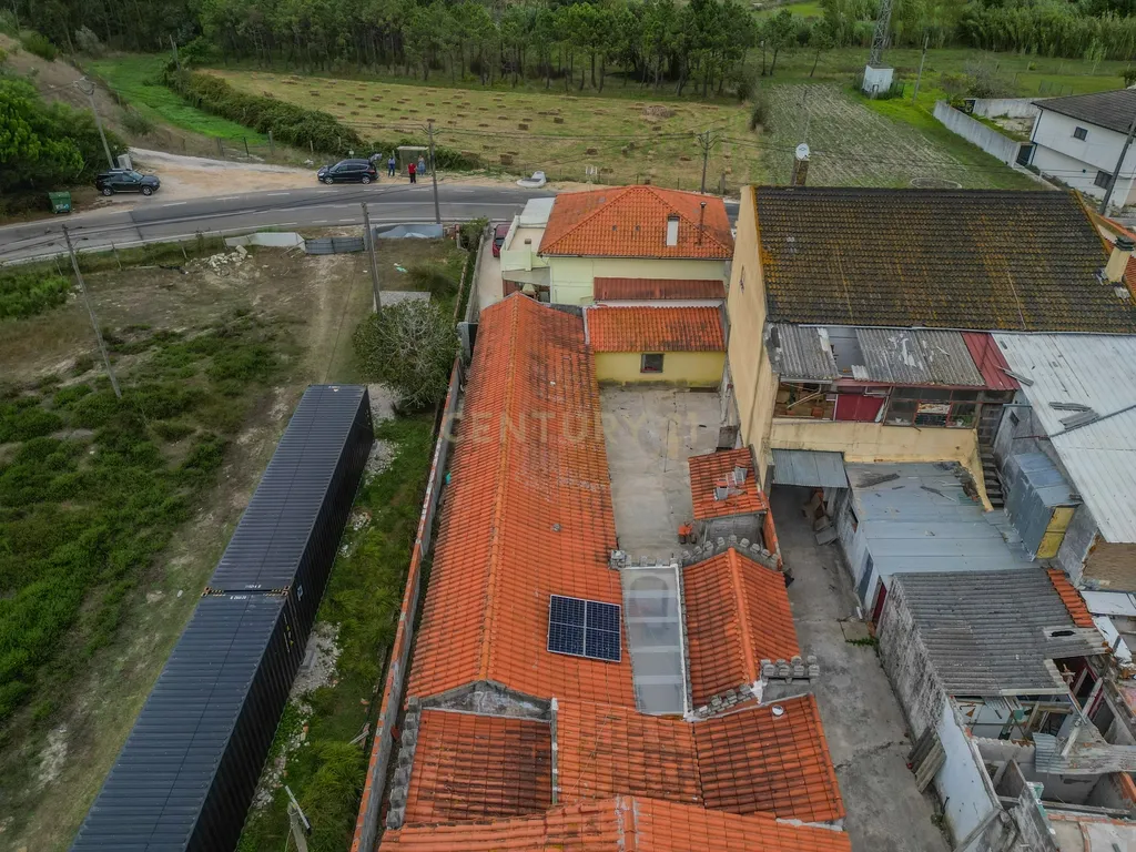 Moradia T5 com 3 suites, espaço exterior a 3 km da praia - Image 11