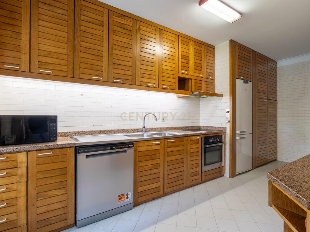 Moradia T4 com Jardim Privativo em Vila Nova de Gaia – Viva com Luz, Espaço e Centralidade - Image 12