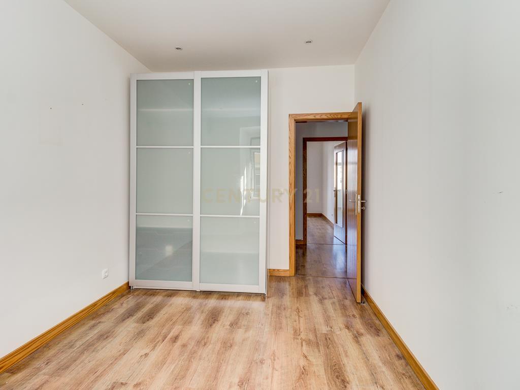  Apartamento T2 à venda na Rua Barão de Sabrosa – Penha de França, Lisboa - Image 9