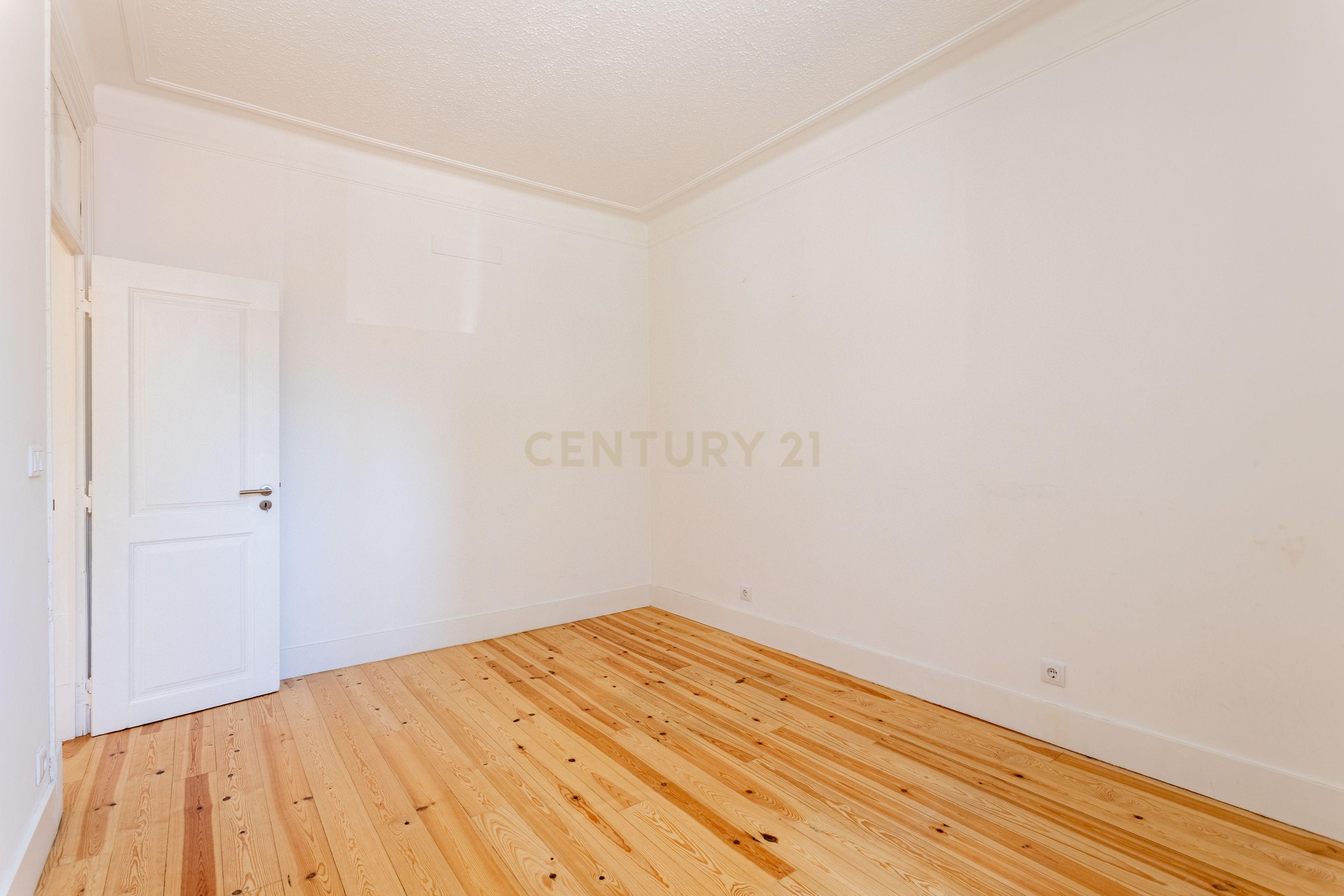 Apartamento T1 remodelado para arrendamento na Av. António Augusto Aguiar – další