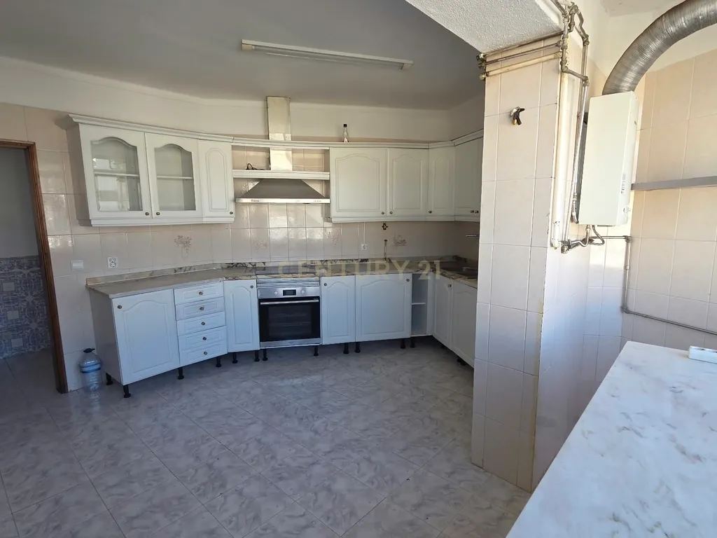 Arrendamento T3 com Garagem | Boas Áreas | Bairro de Santa Apolónia - Image 8