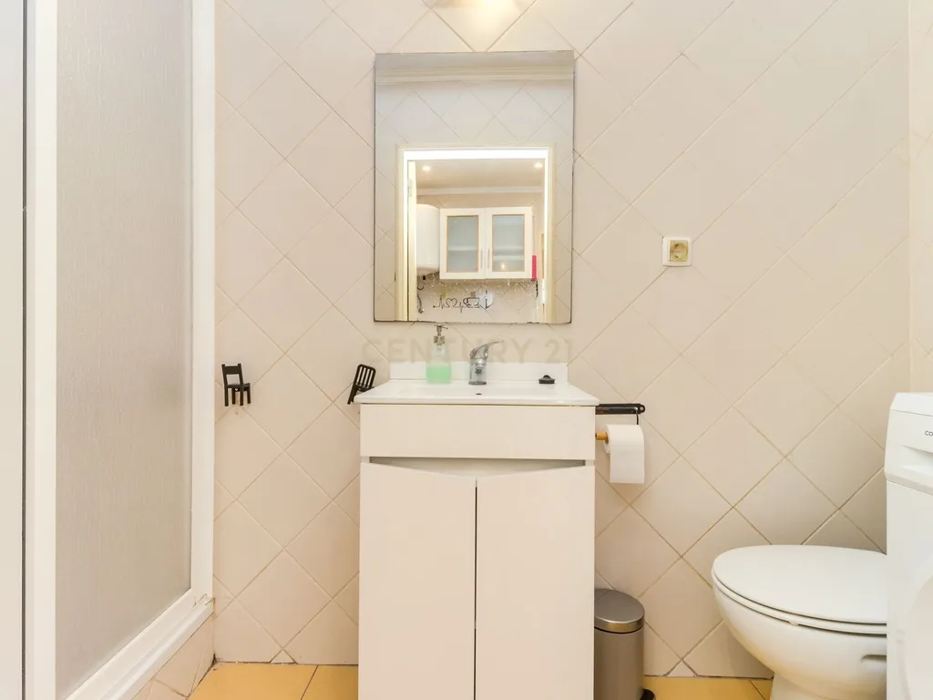 Apartamento T2 em Santa Maria Maior, Lisboa - Oportunidade Única - Image 7