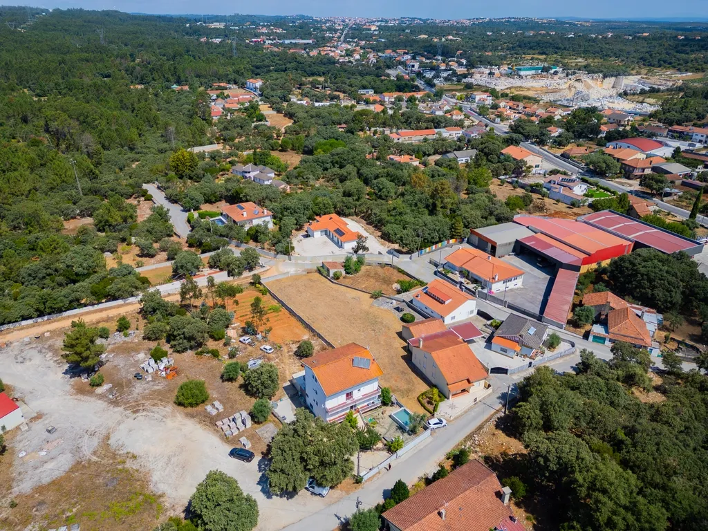 Moradia multifamiliar com rendimento imediato | 2.000 m² de terreno | A apenas 4,5 km de Fátima - Image 6