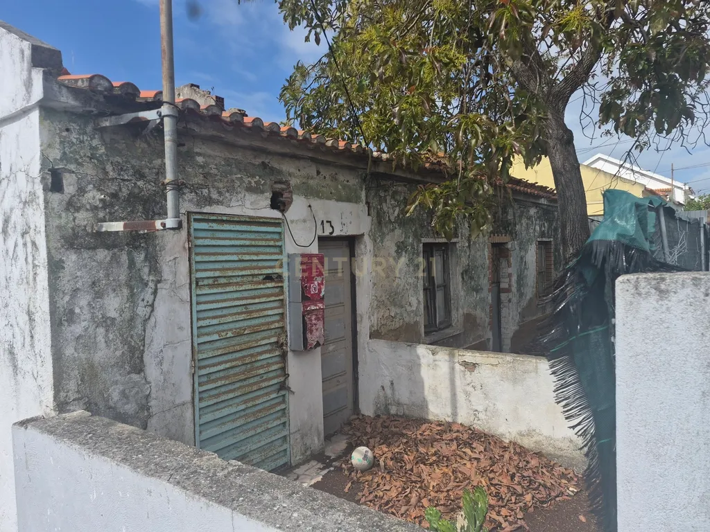 Prédios Urbanos na Sobreda – Transforme este Espaço na Casa dos Seus Sonho - Image 1