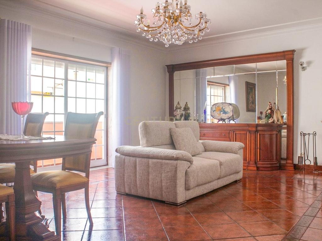 T3 na Amadora – Conforto, Espaço e Excelente Localização! - Image 3