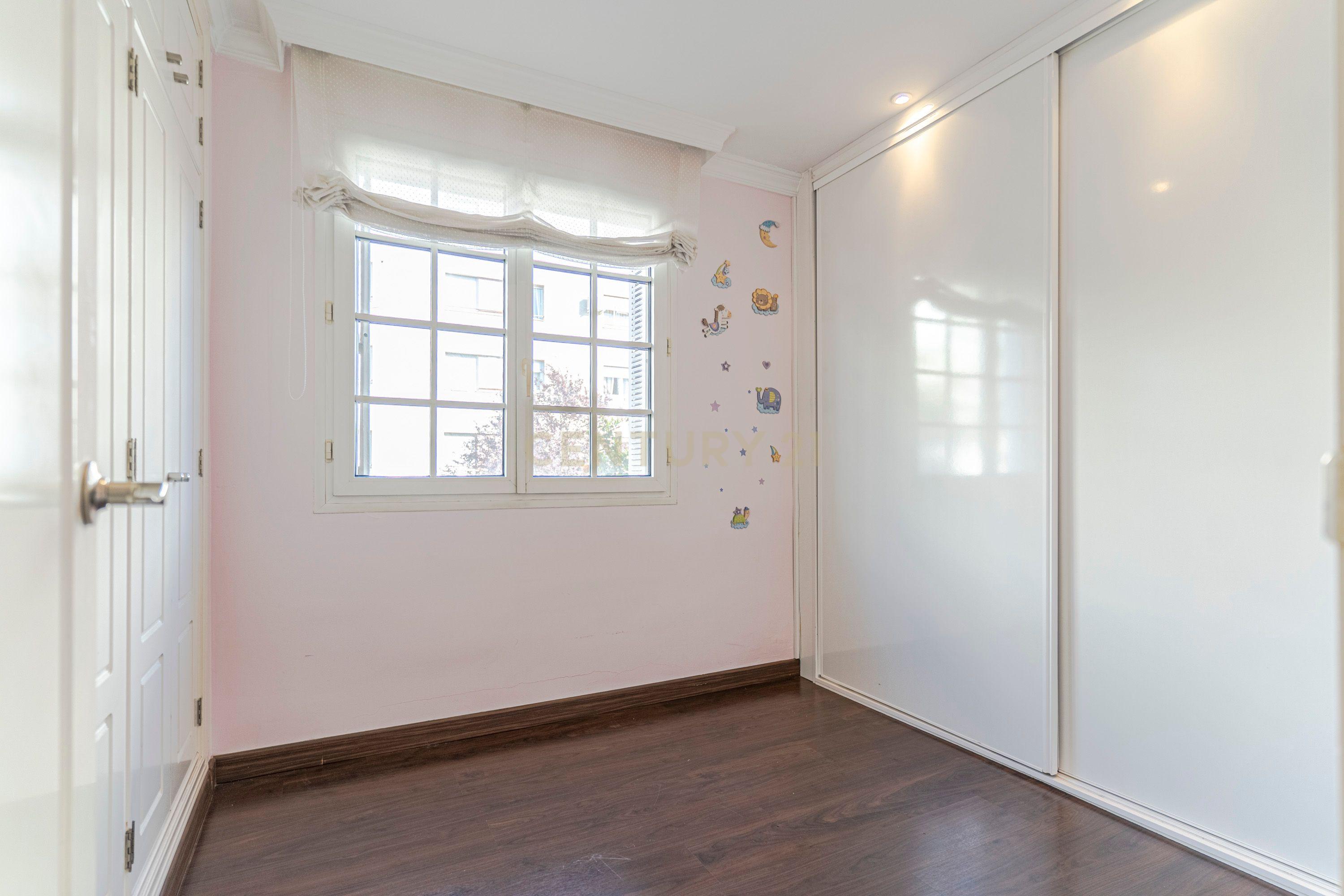 Apartamento Renovado em Granada com Garagem e Segurança - Image 10
