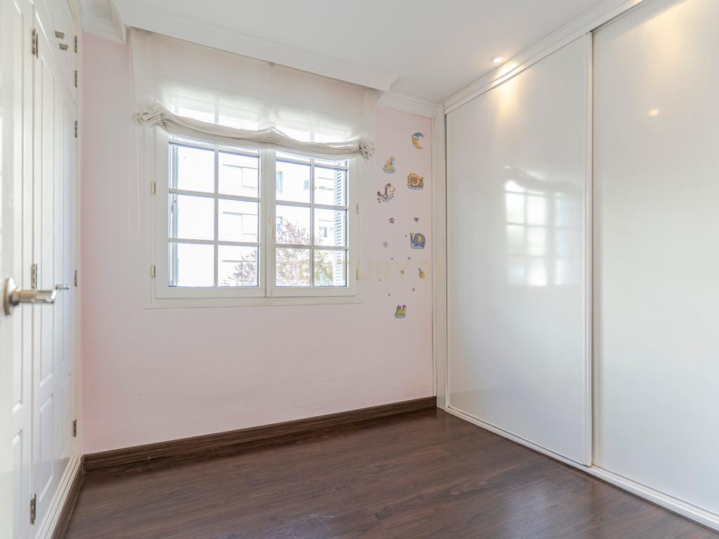 Apartamento Renovado em Granada com Garagem e Segurança - Image 10