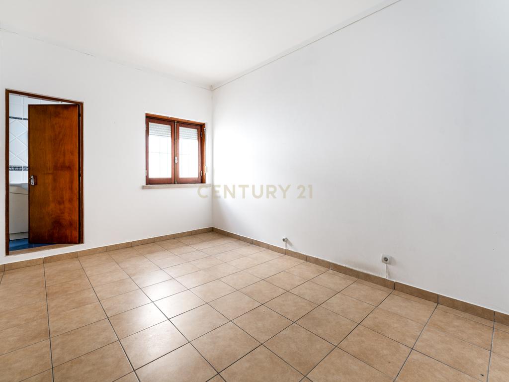 APARTAMENTO T3 TRANSFORMADO EM T2 - CENTRO DE PENICHE ! - Image 12