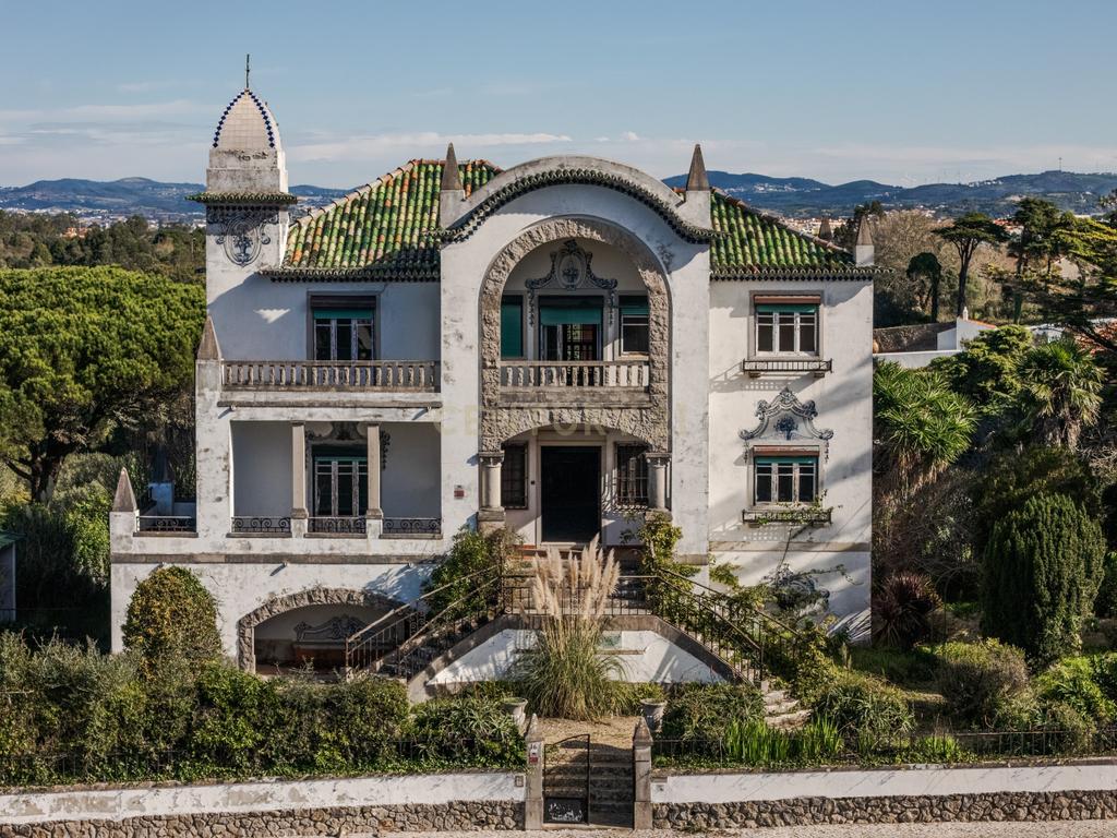 Palacete com 5 Quartos no Coração de Sintra - Image 1