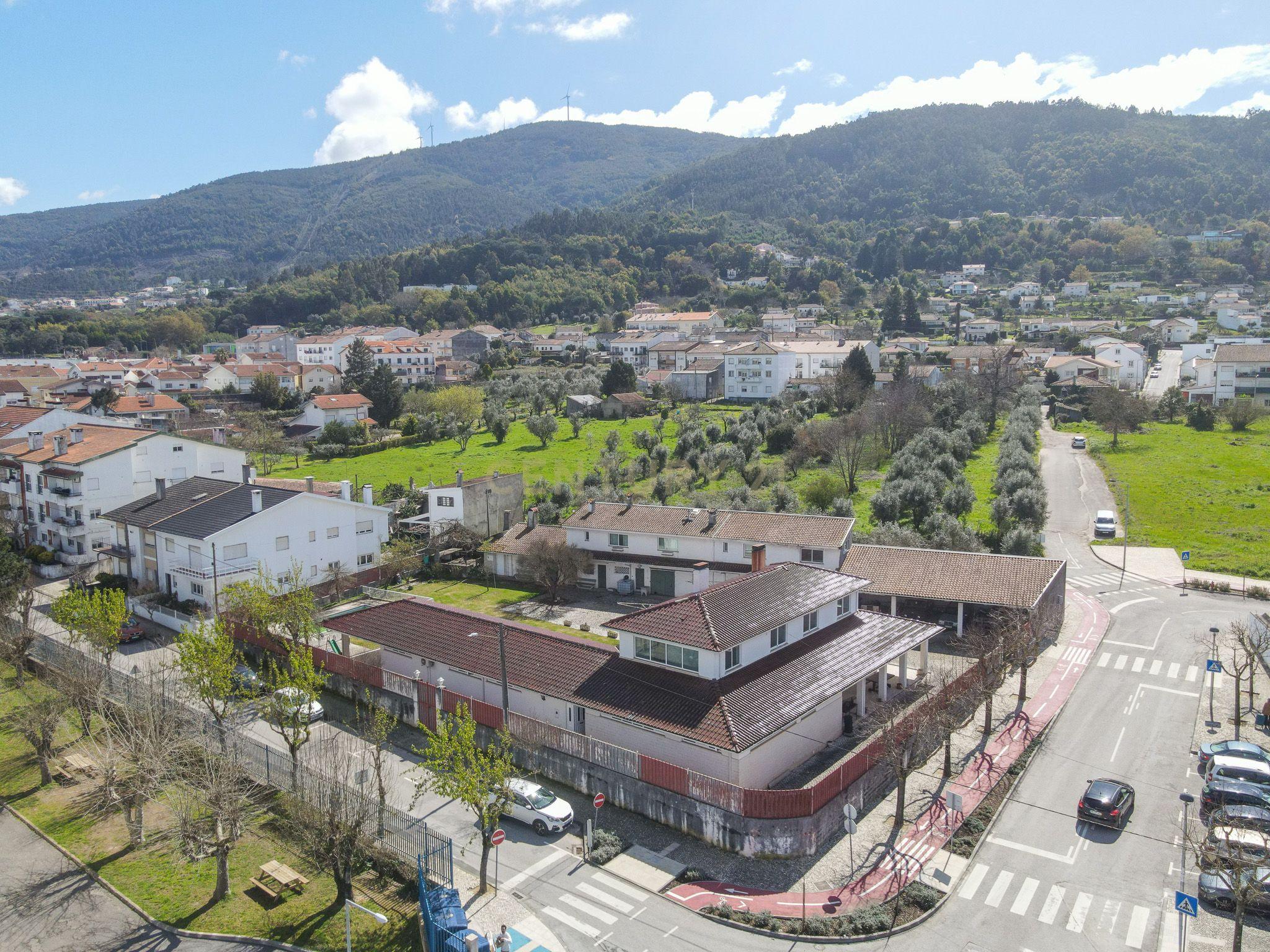 Moradia T5 com varanda coberta,terraço,piscina,jardim,poço,anexo e telheiro numa localização privilegada no centro de Lousã - Image 11