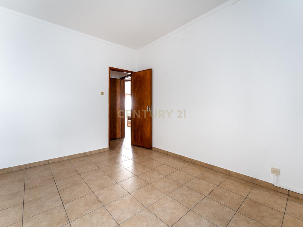 APARTAMENTO T3 TRANSFORMADO EM T2 - CENTRO DE PENICHE ! - Image 13