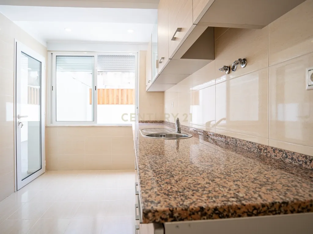 Apartamento Remodelado em Moscavide, Loures - 2 Quartos com Terraço - Image 12