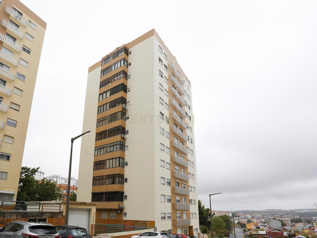 Apartamento T2 para Arrendamento com Garagem e Varanda- Arroja, Odivelas - Image 3
