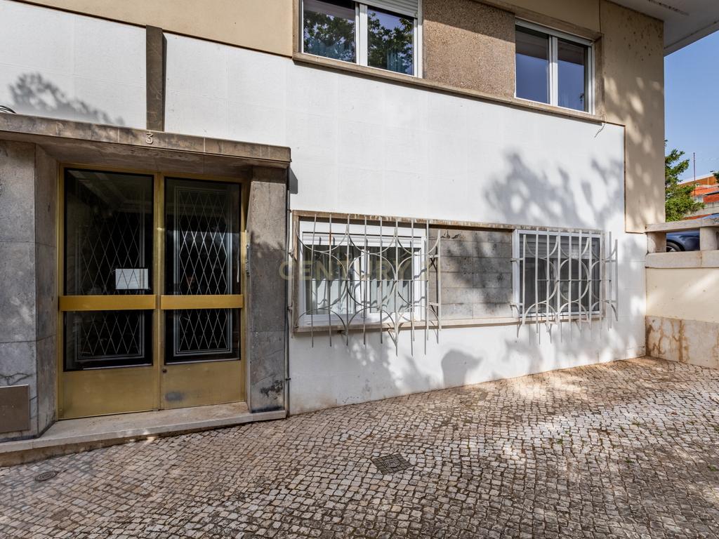 T2 Renovado em Belém, junto ao CCB, com Lareira e Ar Condicionado - Image 18