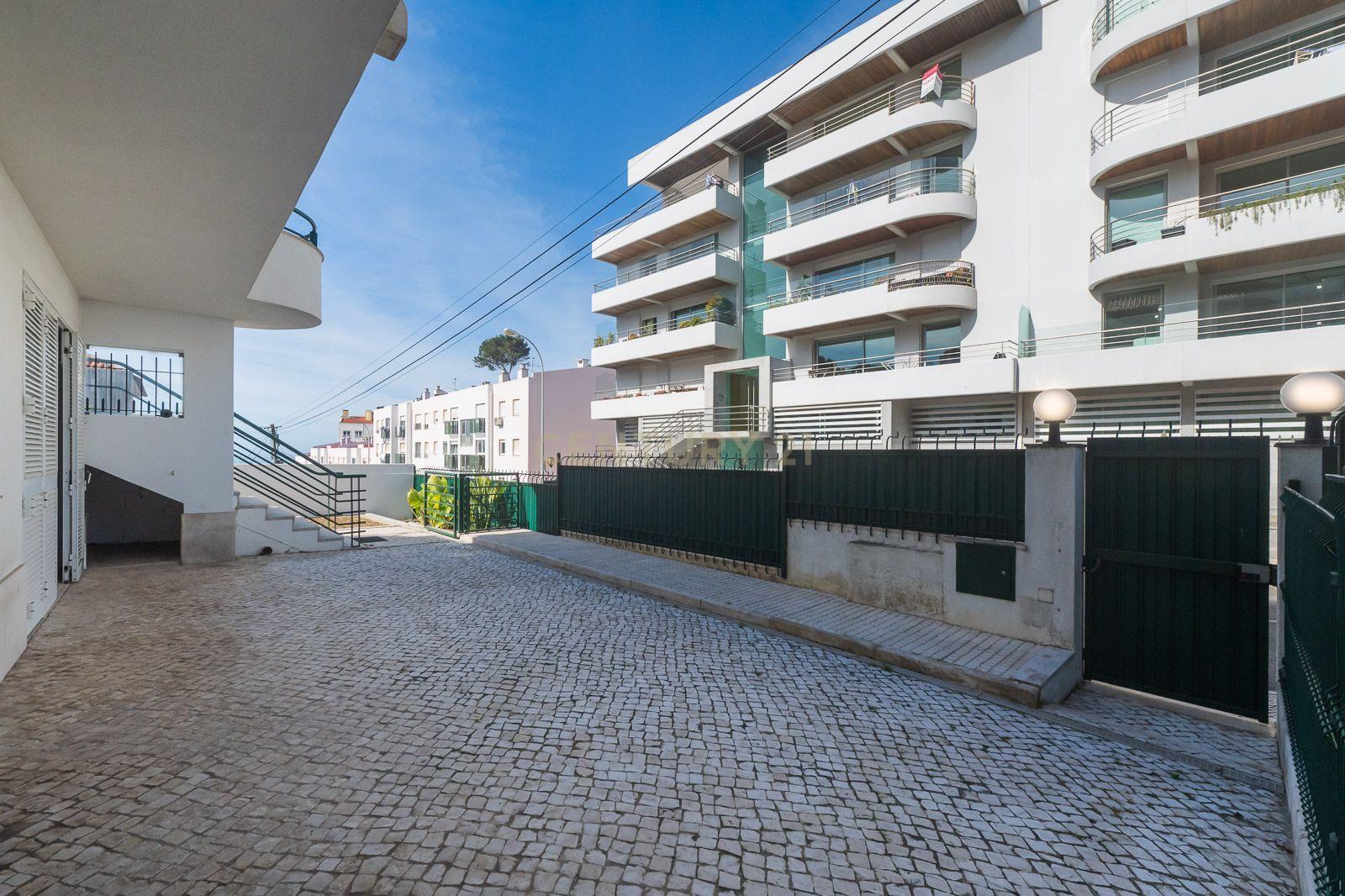 Fotografia 9 de Exclusiva Moradia na Parede com Vista de Mar e Apartamento T1 Independente