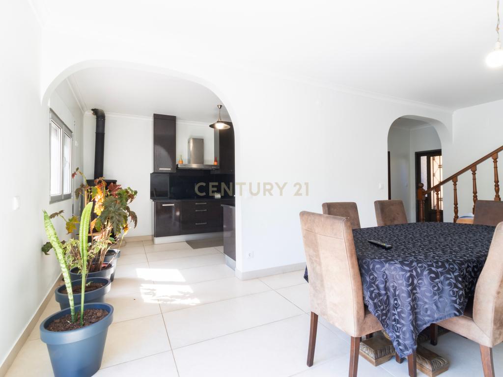 Moradia T4 com Terreno em Colmeias, Leiria - Image 2