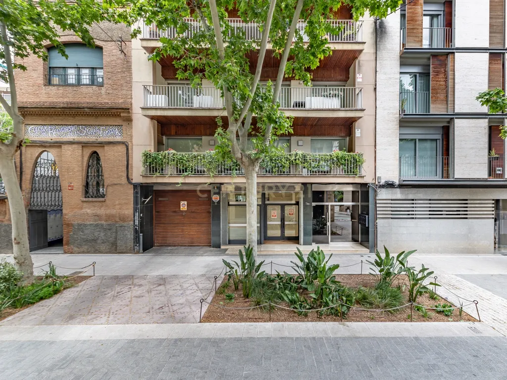 Vende-se espaço comercial alugado no centro de Sabadell - Image 1