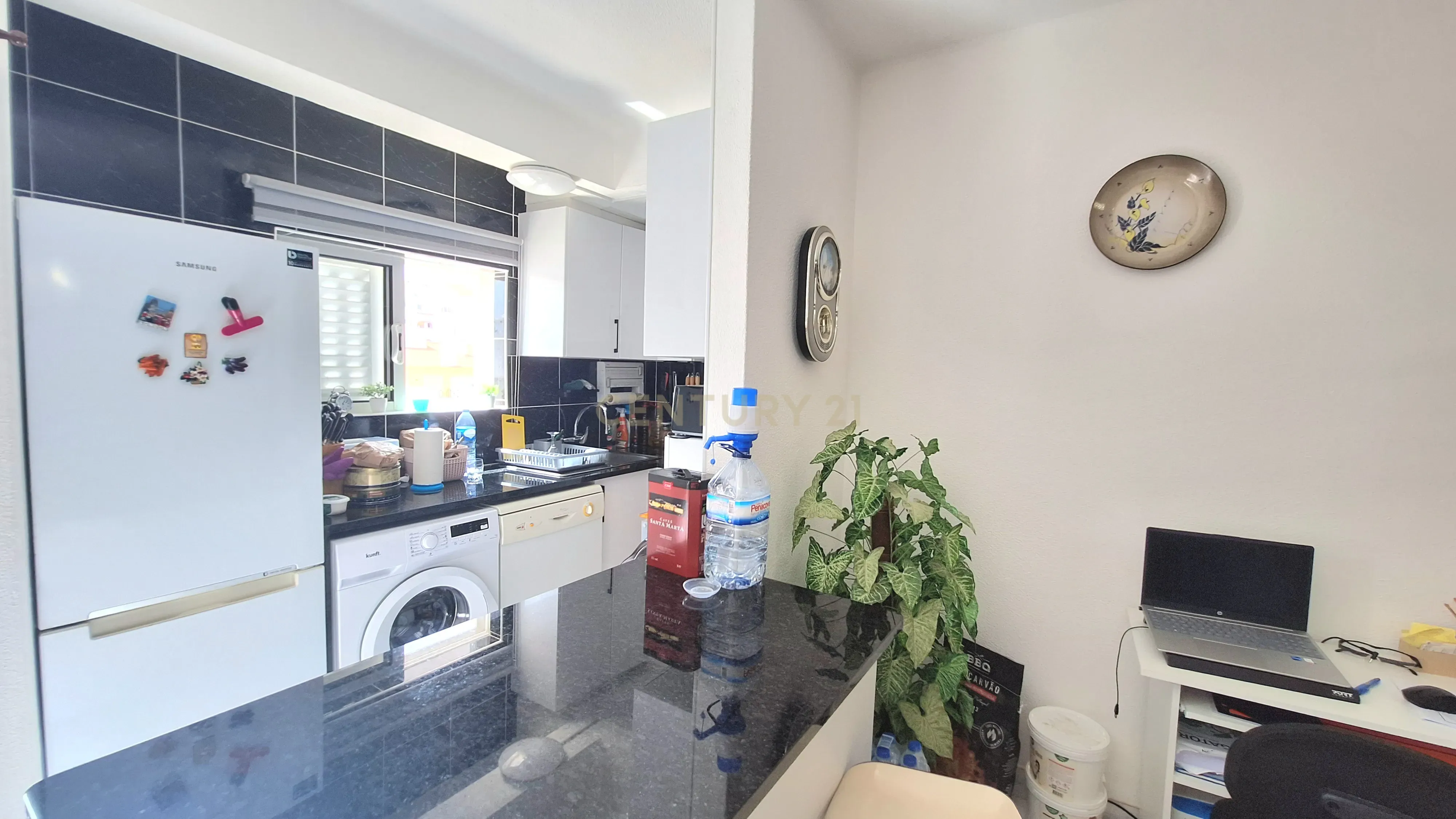Fotografia 7 de Luminoso Apartamento T2 com Varanda a Sul e Piscina no Centro de Albufeira