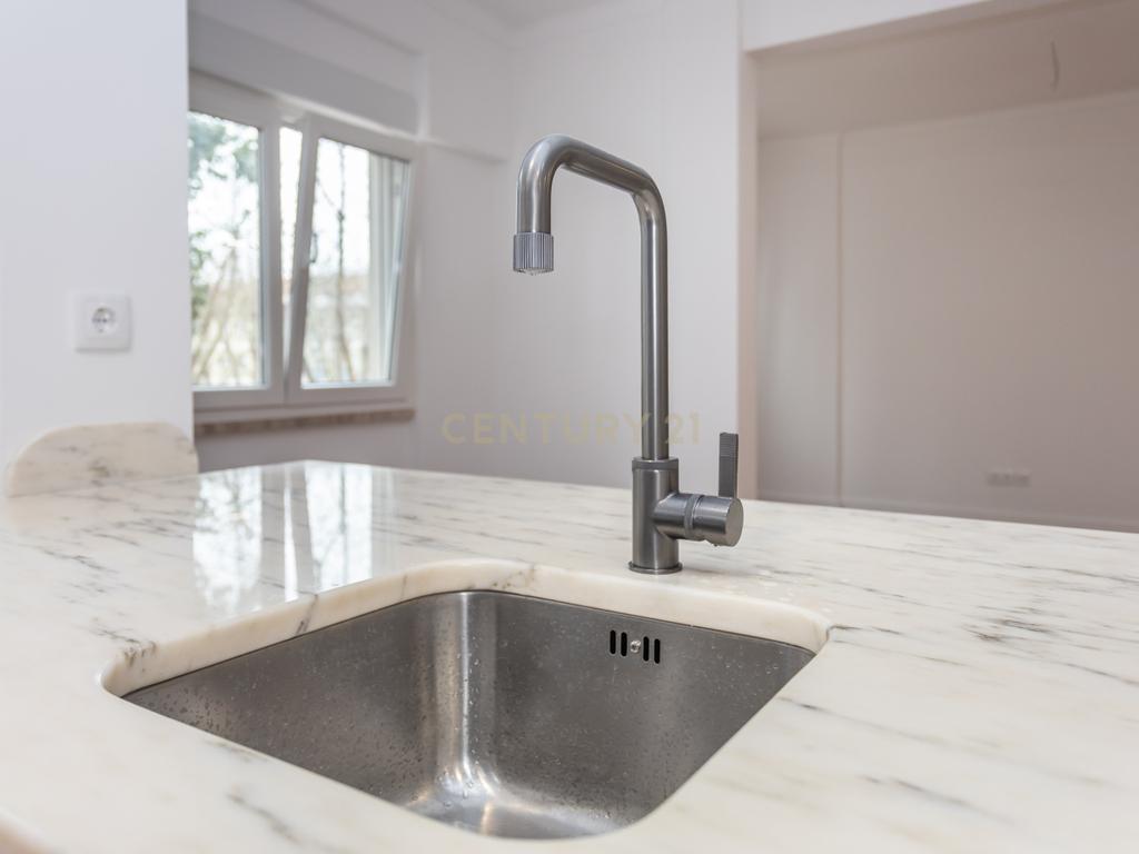 T3 transformado em T2 Remodelado com Elegância no Coração de Montalvão, Setúbal - Image 5