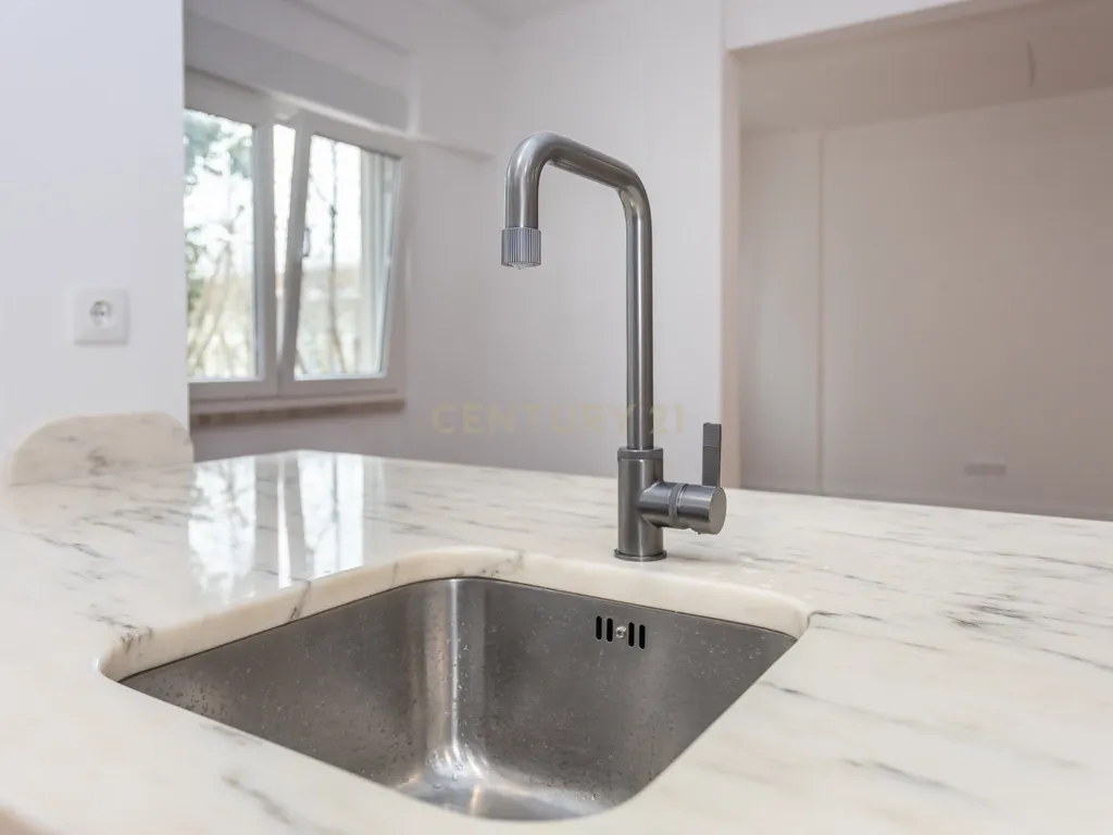 T3 transformado em T2 Remodelado com Elegância no Coração de Montalvão, Setúbal - Image 5
