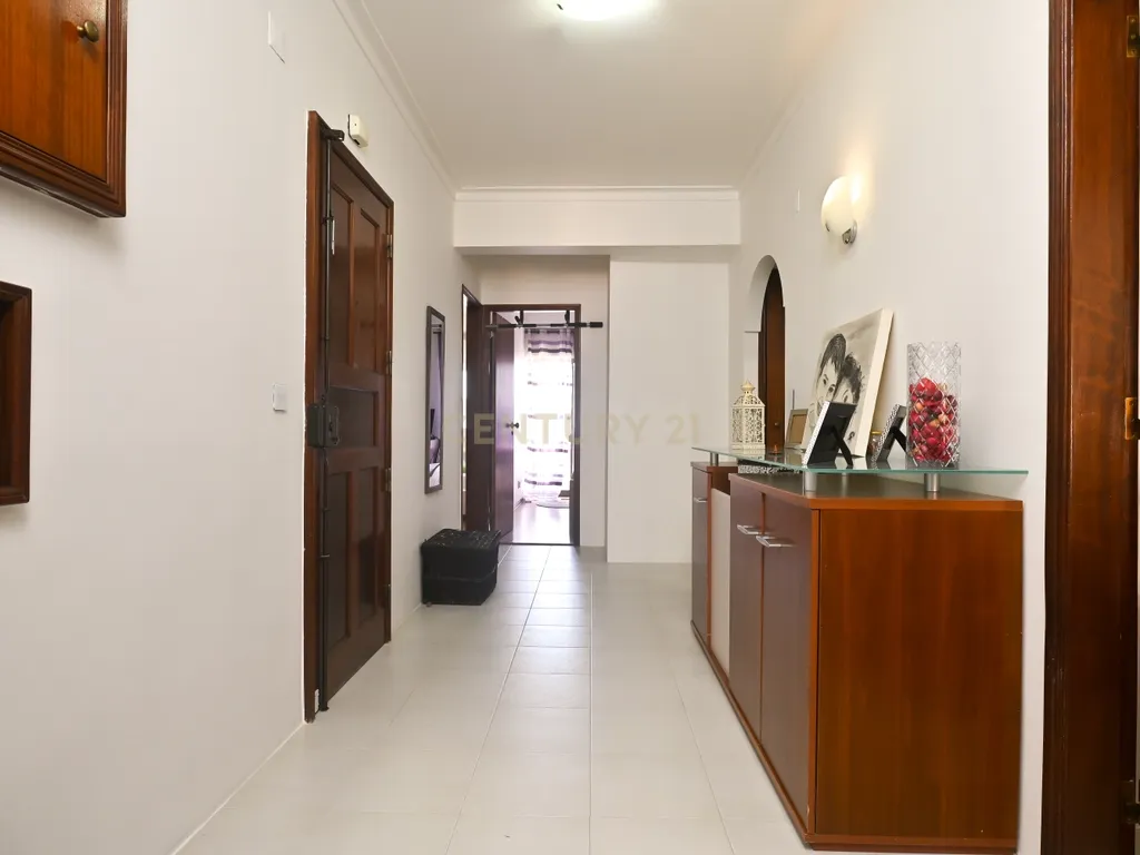 Apartamento T3 semi-remodelado, luminoso e pronto a habitar, na Rinchoa (Sintra). - Image 11