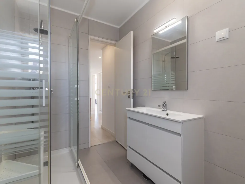 Apartamento T3 para arrendamento - 5 piso c/elevador - Amora - Image 29