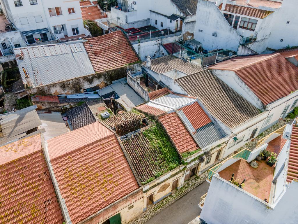 OPORTUNIDADE DE INVESTIMENTO - Edifício térreo 323m2 para recuperação no Centro Portimão - Image 5