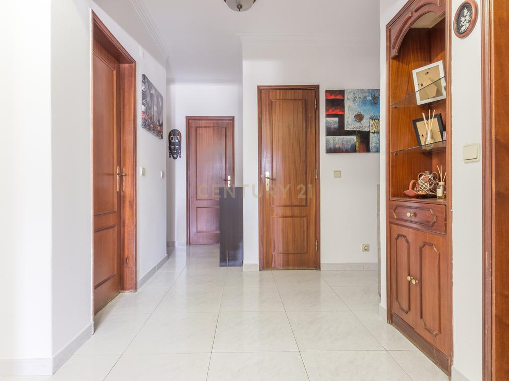 Apartamento T3 com 2 varandas em Almada - Image 10