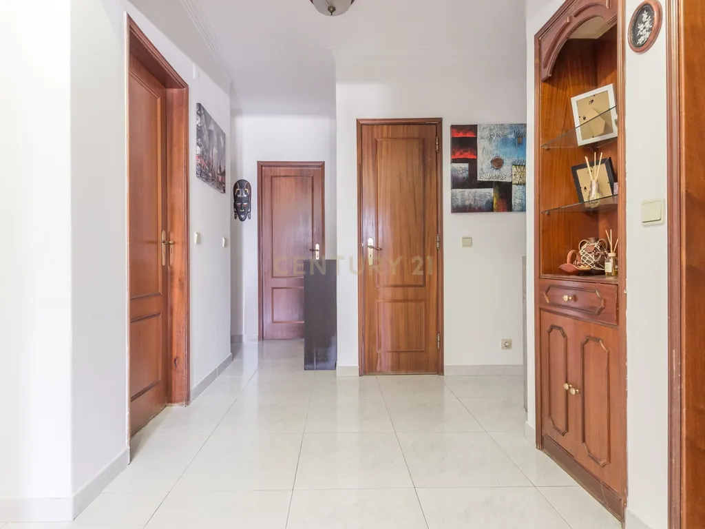 Apartamento T3 com 2 varandas em Almada - Image 10