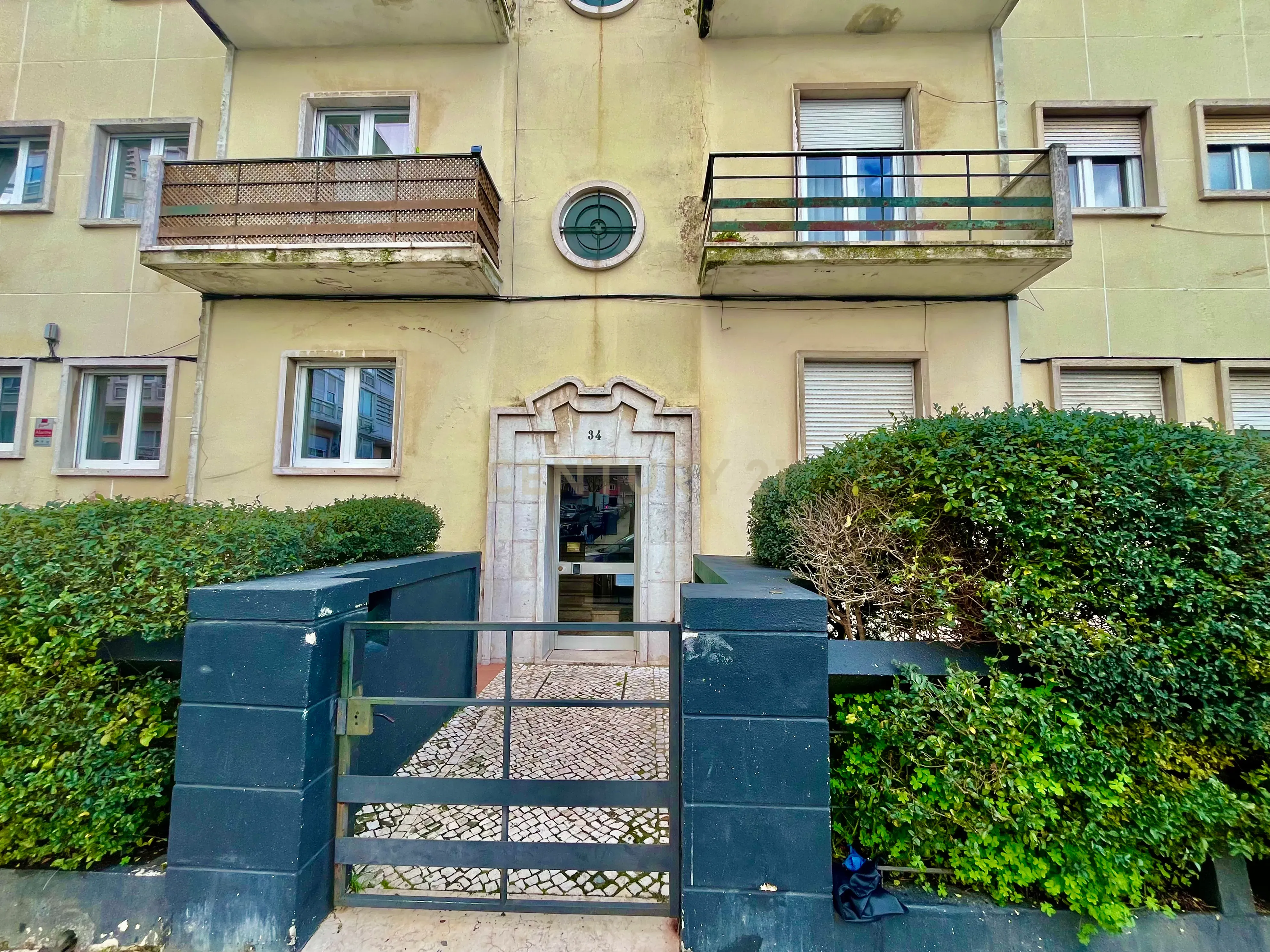 🏡 Arrenda-se Apartamento T4 em Alvalade – Remodelado | Com Garagem + 1 Estacionamento 🚗 - Image 1