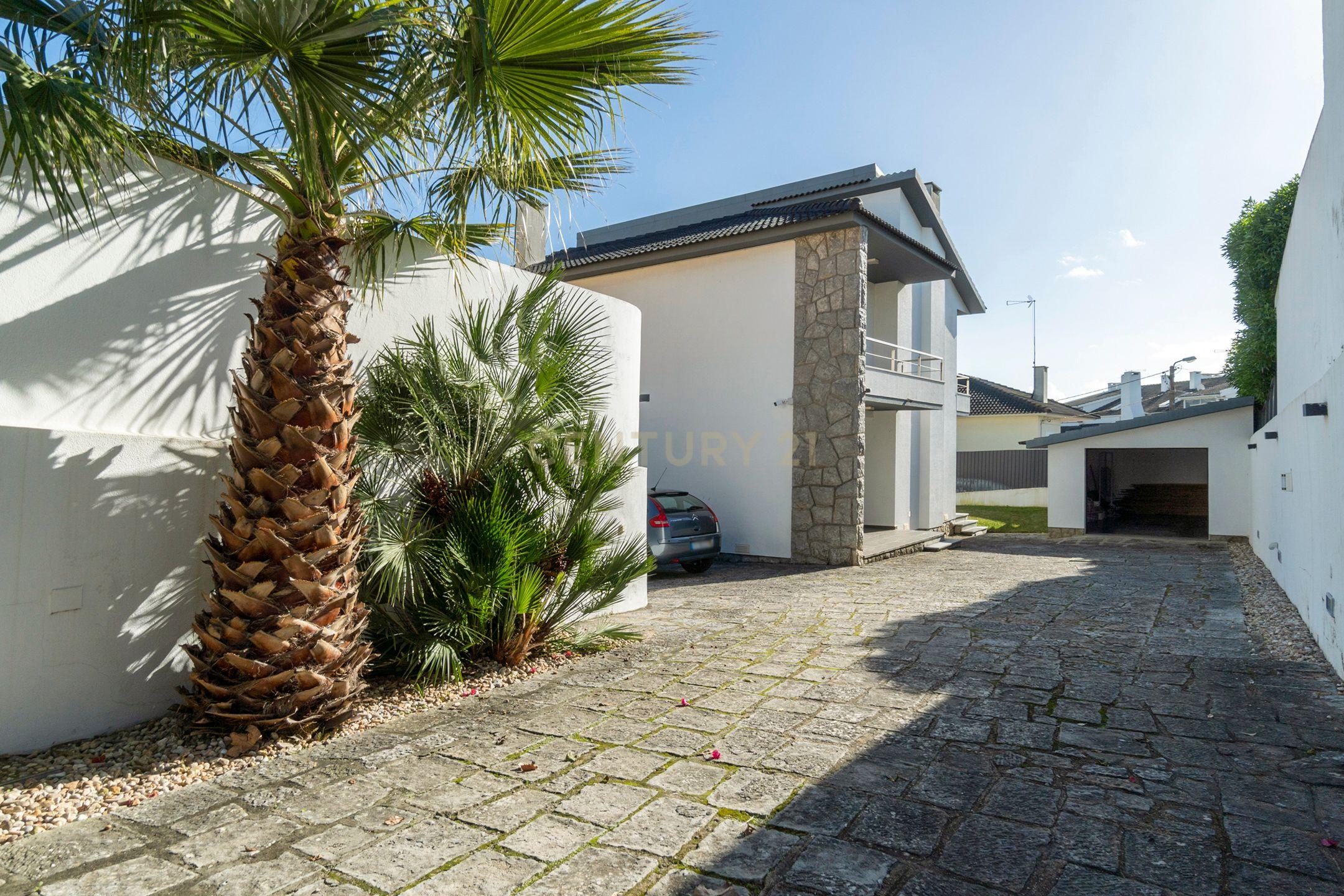 🏡 Luxo em Cada Detalhe: Moradia Exclusiva em Birre, Cascais - Image 2
