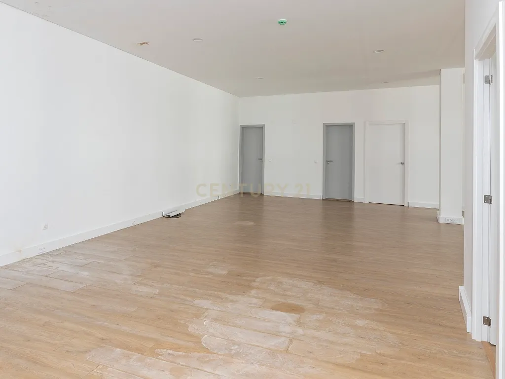 Espaço Comercial junto a Estação de Benfica. - Image 10