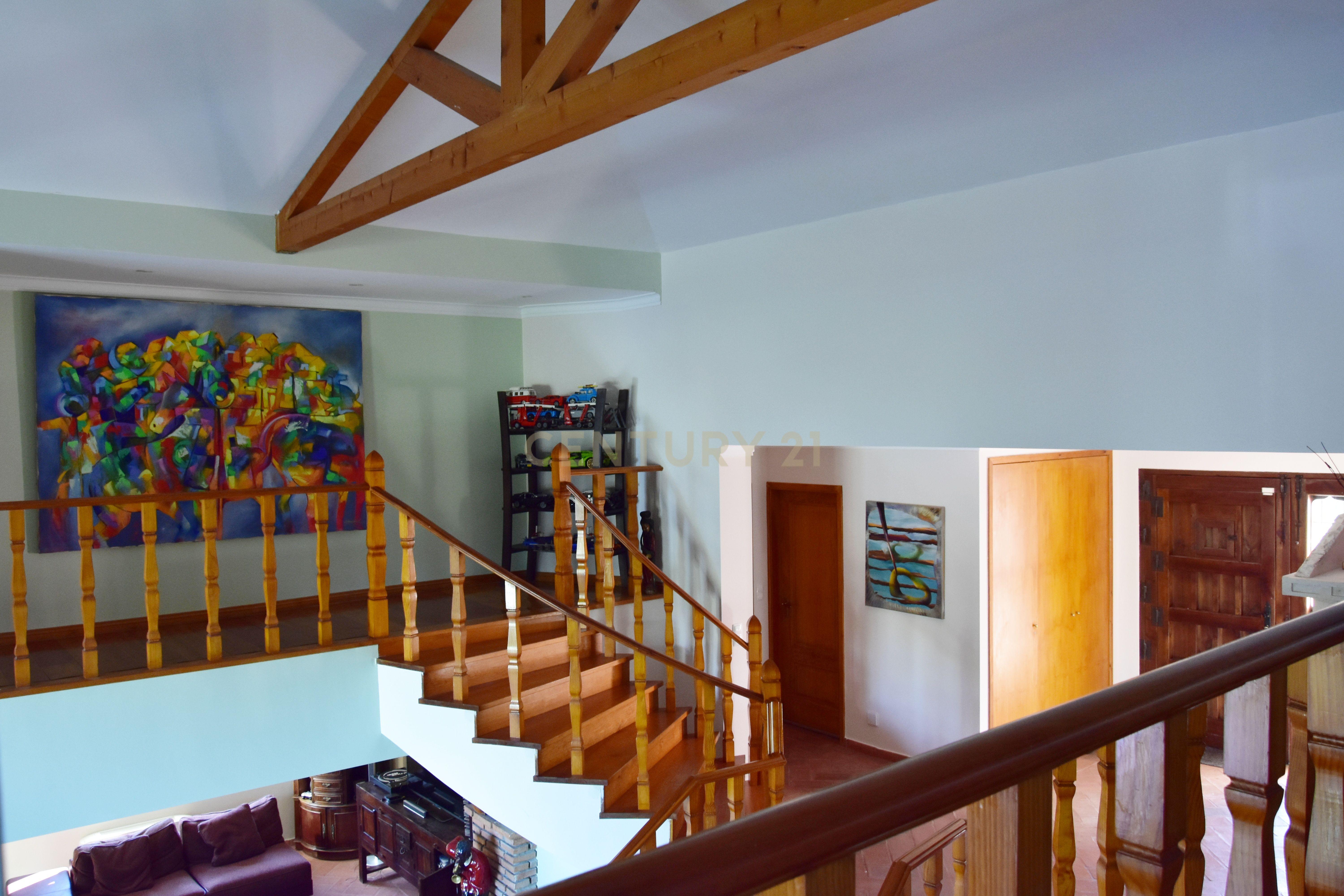 Moradia V5 Arquitetura Tradicional inserida na prestigiante Herdade da Aroeira. - Image 11